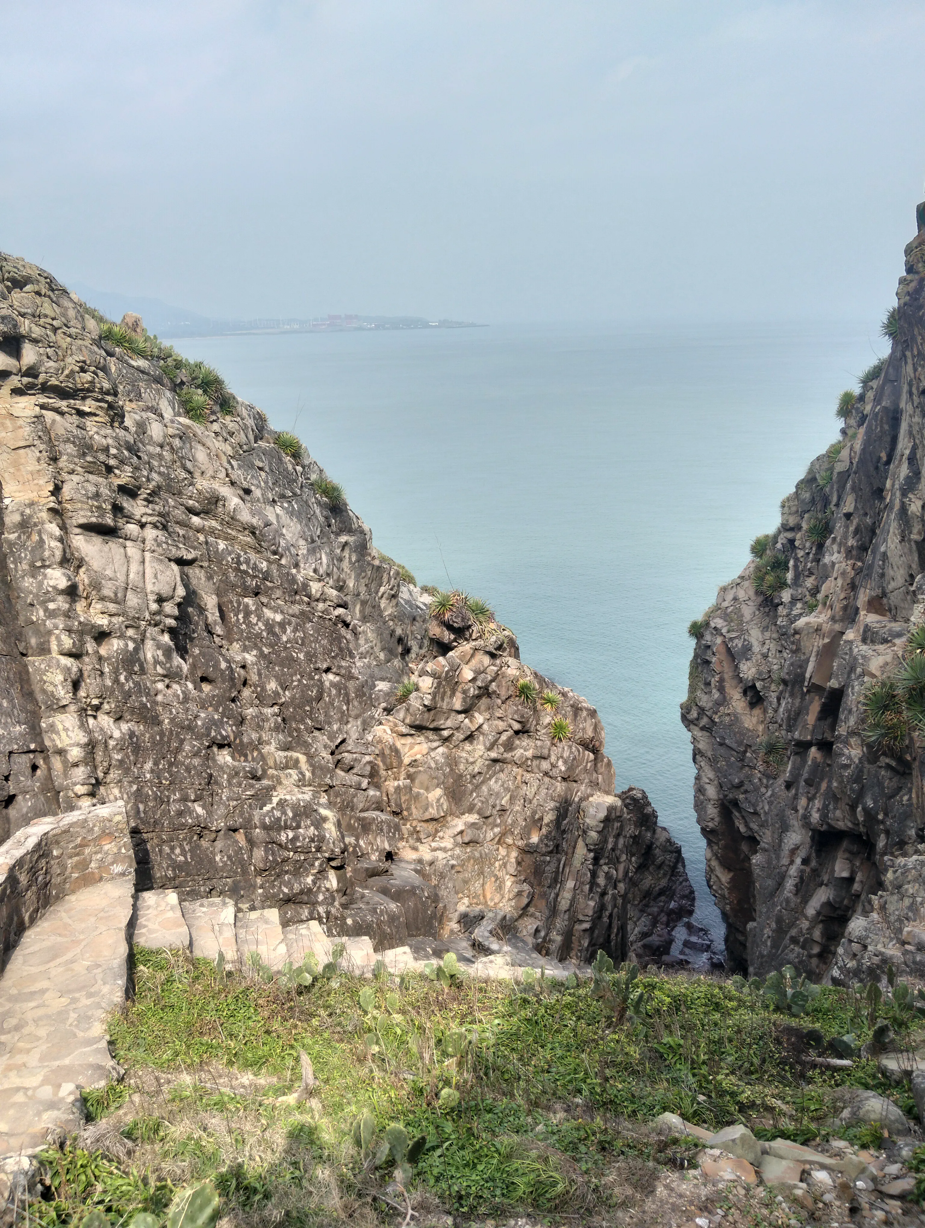 The top of La Quebrada. Laguna Verde can be seen on the background, and below some huge steps I need to climb down.
